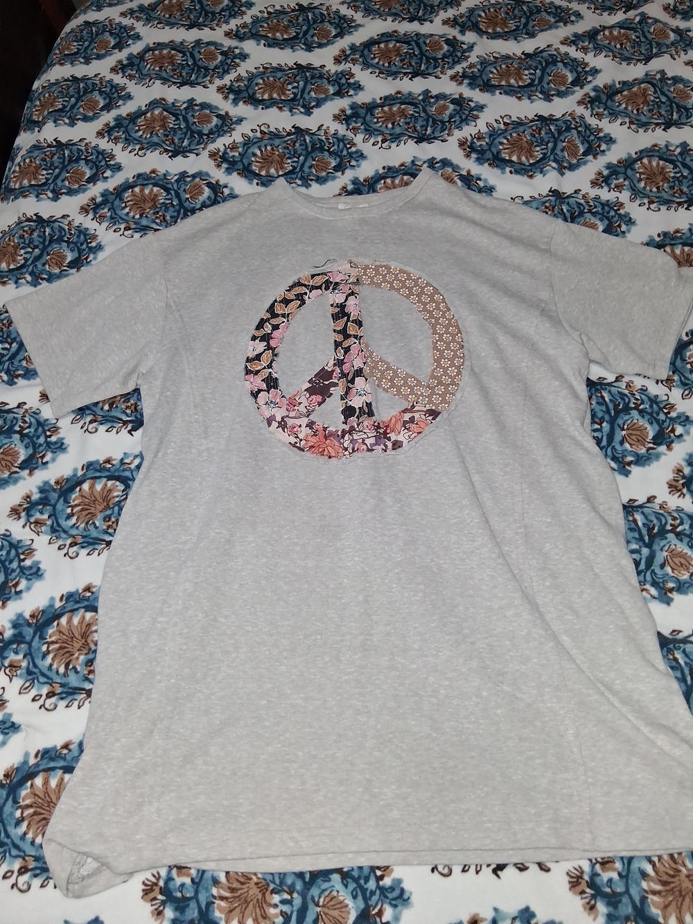 Sage + Fig Women's Gray Peace Sign Graphic Tee - Floral Patchwork